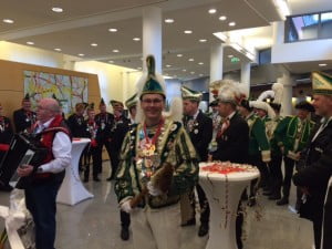 Prinz Bene I. mit seinem Gefolge in der Ennigerloher Sparkasse